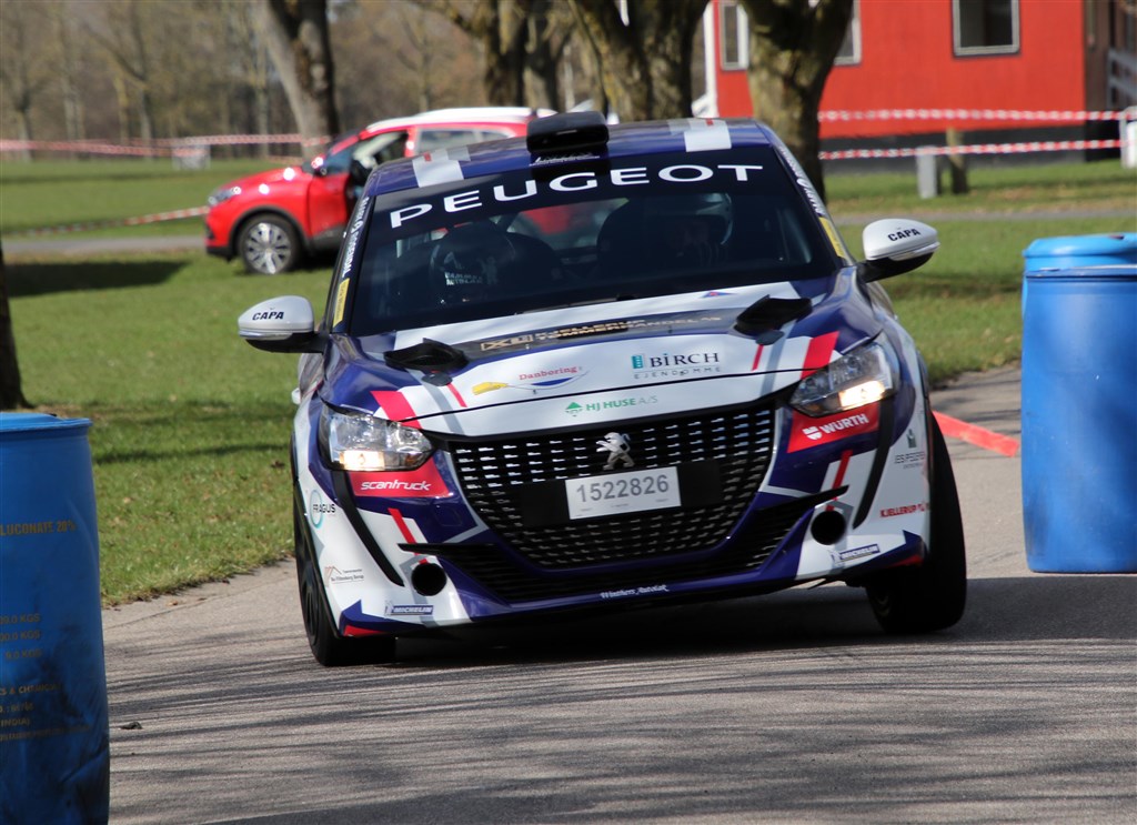 Mathias Christiansen og Sabrina Murmann Sørensen er klar til en topsatning i deres Peugeot 208 Rally4.
(Foto: Allan Post Christiansen)